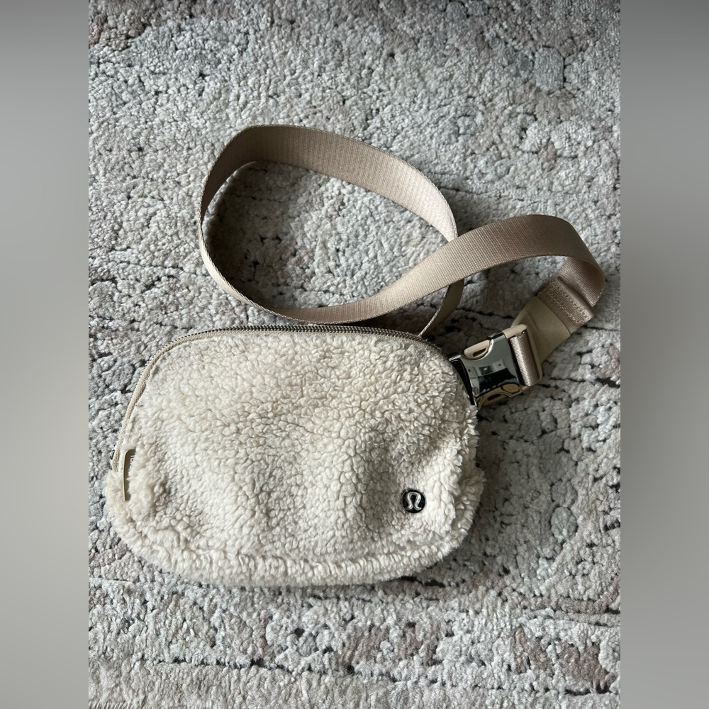 Lululemon Everywhere Belt Bag, Cream/Opal